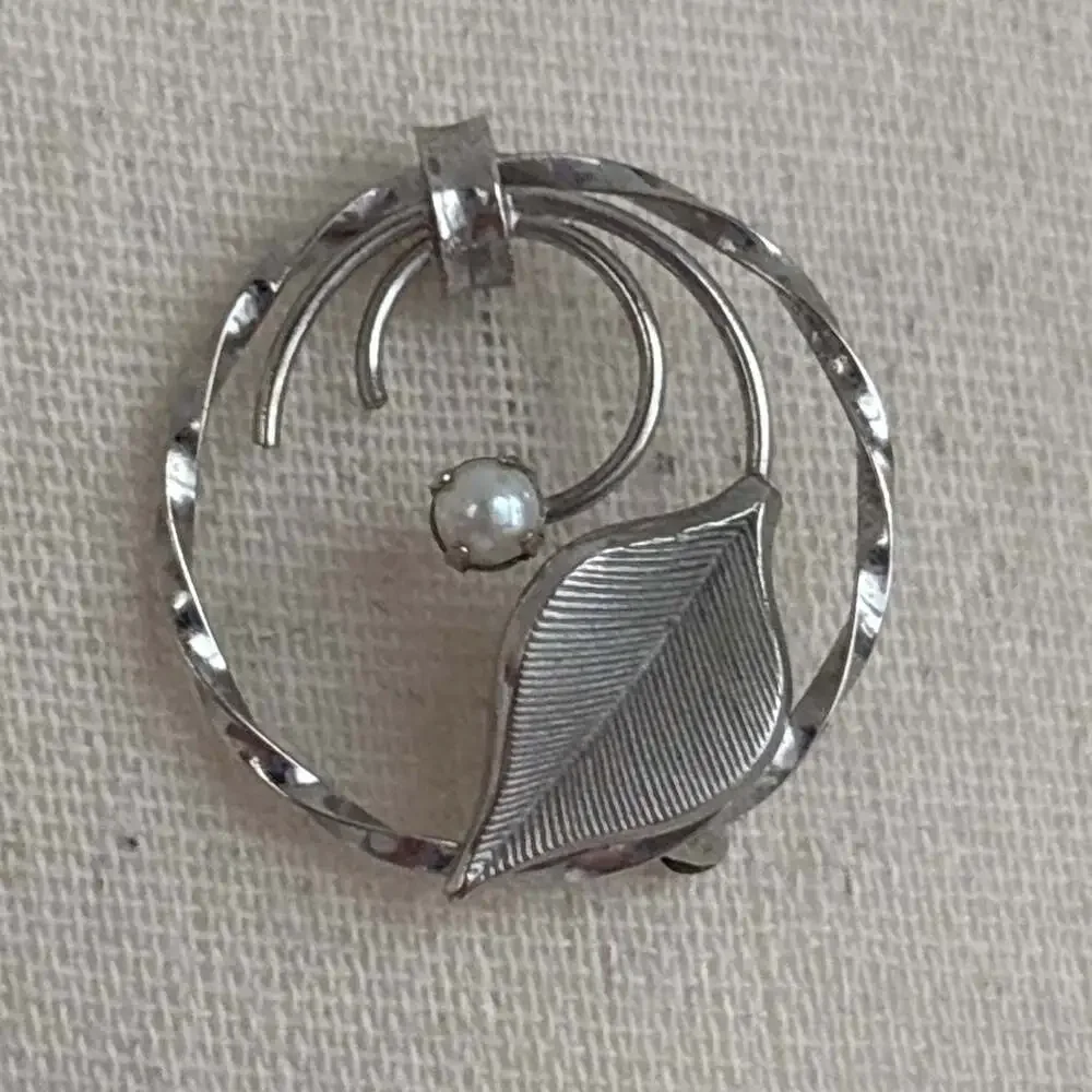 12K GF White Gold Filled Pearl Circle Leaf Brooch Signed KL Dainty Vintage